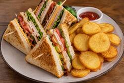 Sandwich club prosciuto și parmezan